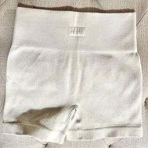 NWOT Bo+Tee Ribbed High Waisted Butt Lifting Workout Shorts Ivory Sz XS 4”
